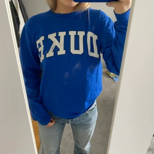 Duke tröja - Säljer denna sjukt snygga oversized sweater/tröjan från DUKE. Lite sliten på texten (se bild) men inget utstickande. Skulle säga att storleken är S/M beroende på hur man vill att den ska sitta. Fraktar endast💙💙