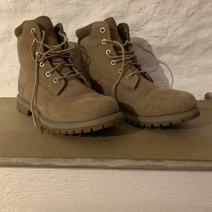 Timberland 40 - Damsko från timberland, storlek 40, mycket bra skick. 1000kr eller bud. Köpare står för frakt .