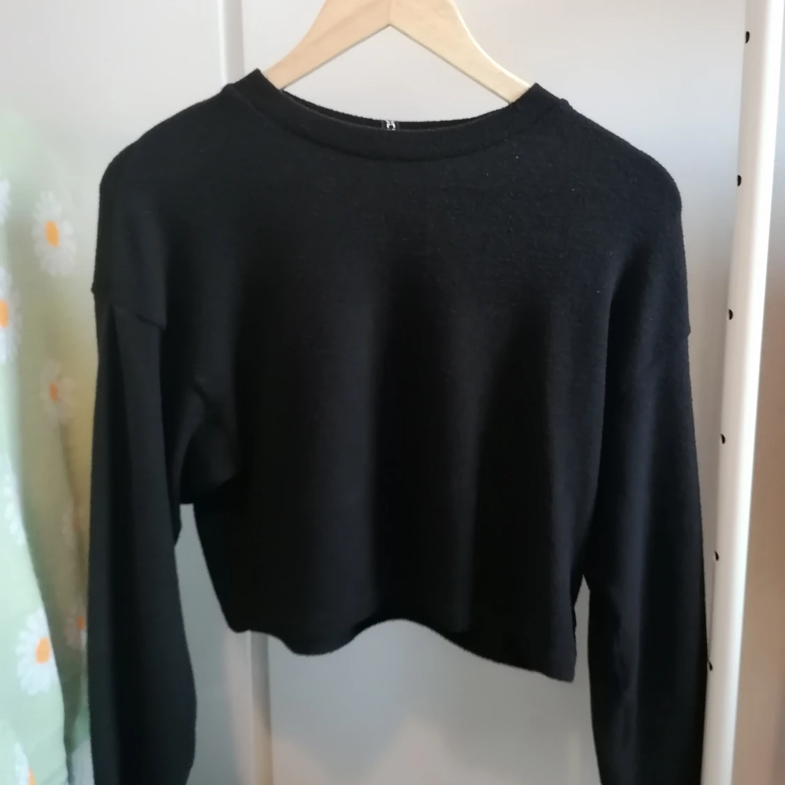 Svart croppad tröja