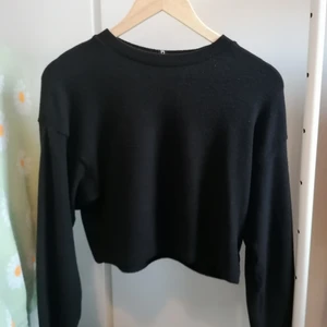 Svart croppad tröja - Jättemysig tröja, ganska tunn men så skön verkligen! 149 kr inklusive frakt. Använd ca 3 gånger, men i bra skick. Storlek XS-S