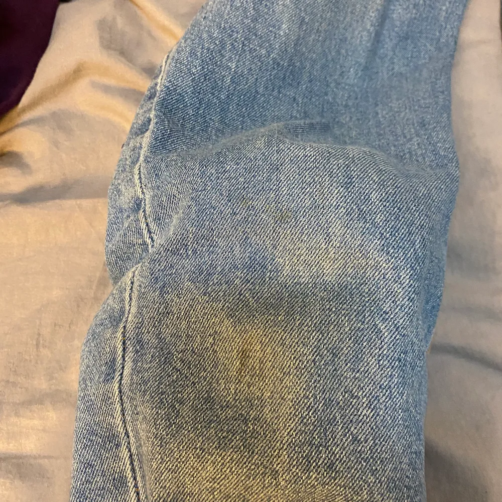 Baggy jeans från zara med 2 fläck som inte är så synliga se sista bilden💕. Jeans & Byxor.
