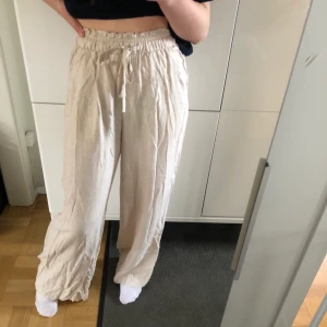 Utsvängda linnebyxor - Endast provade