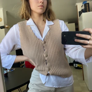 Gullig beige väst  - En supersöt väst som tyvärr inte kommer till användning. Det står att det är storlek L men skulle snarare säga en M. Inga defekter! Detta märket säljs inte längre. Vid stort intresse blir det budgivning. Köparen står för frakt om vi inte kommer överens om annat!:)