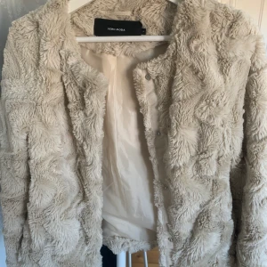 Pälsjacka - Beige pälsjacka från Vero Moda, Storlek XS , Använd fåtal gånger, Köparen står för frakt. Pris kan diskuteras vid snabb affär. Buda i kommentarerna💓