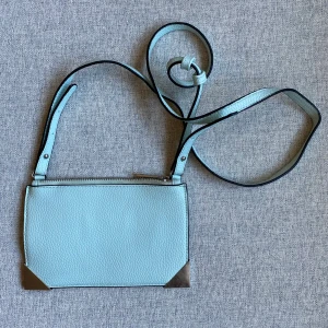 Liten väska i ljusturkos  - Från Bikbok, oanvänd!