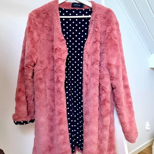 Rosa vintage jacka  - Jätte fin och sjukt mysig jacka! Säljer då den inte kommer till användning. Frakt tillkommer. 