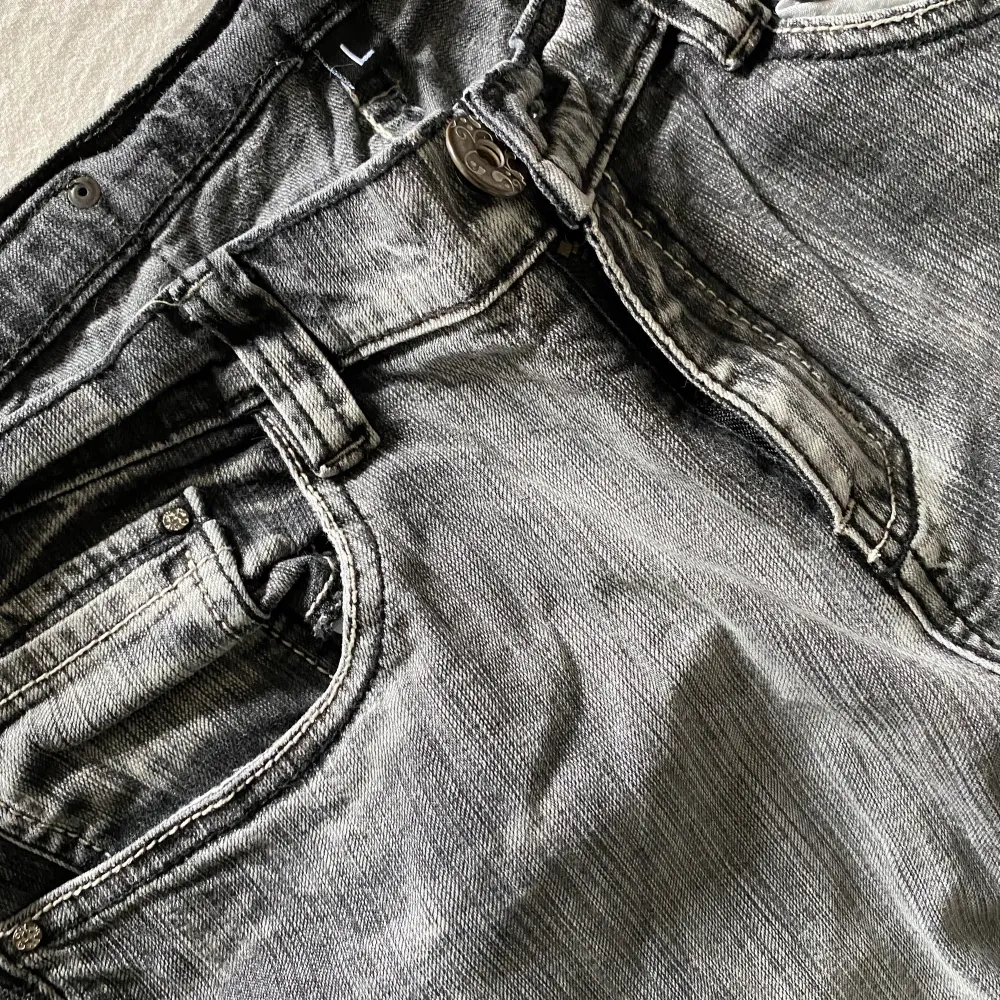 Skitnsygga jeans köpta ifrån sellpy, passade tyvärr inte mig. Ska vara i stolek L men skulle med säga en S eller liten M. Säljs för samma pris som de är köpta. Buda🤩. Jeans & Byxor.