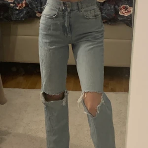 Jeans - Säljer dessa jeans, köptes i vintras och säljs på grund av att dom är för korta för min smak då jag är 163, dom är i storlek 32 men dom är stretchiga💕