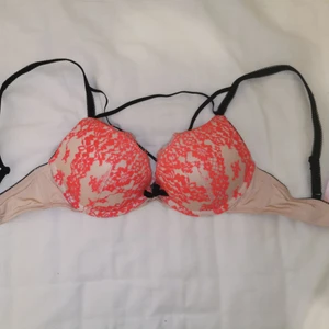 Bh från Hunkemöller  - Helt nya bh från Hunkemöller, tyvärr hann jag slita bort lapparna innan jag insåg att det var fel storlek. Dekorativa svarta band framtill. Push up. Storlek 70c.