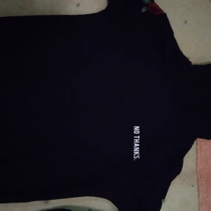 Hoodie  - En svart hoodie med en luva som har tre st fina rosor med gröna blad på både armén, har kanske användt den typ 5 gånger eller så den är som ny riktigt tjock ok fin 