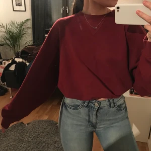 sweater från bikbok - helt oanvänd jättefin sweater från bikbok!! nyskick. säljer pga kommer ej till användning, man kan både knyta tajt runt midjan och ha den löst.