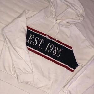 Vit hoodie med tryck, strl S - Vit hoodie med tryck från ginatricot. Strl S men skulle säga att den även passar XS & M beroende på hur man vill att den ska sitta. Nyskick, använd fåtal ggr. 70kr + frakt, kan gå ner i pris vid snabb affär.