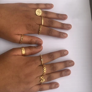 8 ringar - Guldfärgade ringar, i nytt skick. Aldrig avänd , köpt för någon dag sedan och inte vart så förtjust i dessa. Ringarna passar även normalstora fingrar