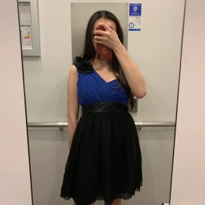 Nytt klänning i storlek 38/40 - Klänning i storlek 38/40, ny skick, finns hämta i Stockholm, kan även skicka via post