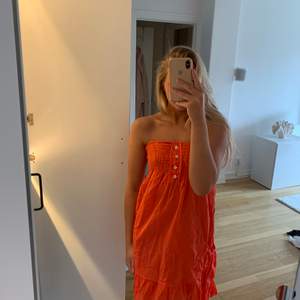 Orangefärgad klänning, använd en gång 