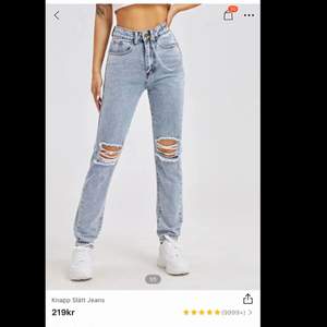 Säljer ett par jeans från shein. Storleken är xs. Beställde i fel storlek. Har aldrig använt dom. Men dom är jätte fina. Original priset är 219kr men jag sätter 180kr. frakt kostar. Skriv till mig om ni är intresserade.   MVH Sophie  