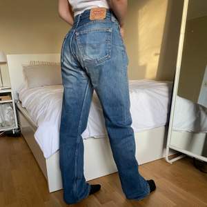 Har massvis med vintage levis jeans i profilen! Dessa är 501. Jag är 160 och som ni ser är de långa! Skicka dm för mått! 