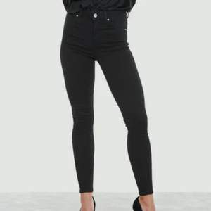 Svarta skinny jeans från nerver denim. Dessa är samma modell som de inlägget innan fast utan hål. Storlek XS. Säljer på grund av att de blivit för små. 💕KÖPARE STÅR FÖR FRAKT💕