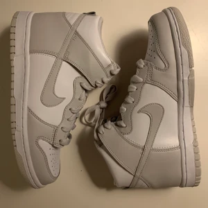 Dunk Hi Vast Grey (42,5  44) - Säljer några par nya Nike Dunk Vast Grey i olika storlekar för 1699kr styck. Äkta såklart.                        Kan mötas på östermalm eller frakta för 100kr extra. Kan mötas eller skicka oftast samma dag eller dagen efter. 