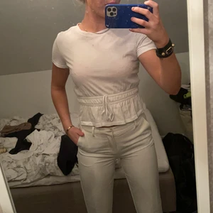 Tröja med detalj  - Säljer mina gamla trendiga zara tröja, jätte gullig till sommaren 