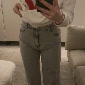 Gråa jeans - Svin snygga wide leg jeans i storlek 42 men passar mig som är 38/40, jag står för frakten vid snabbt köp :)