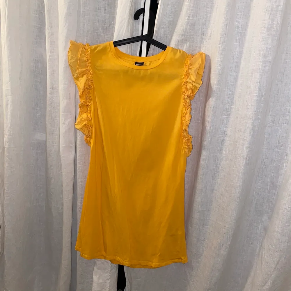 Orange klänning från Gina tricot. Köparen står för frakten . Klänningar.