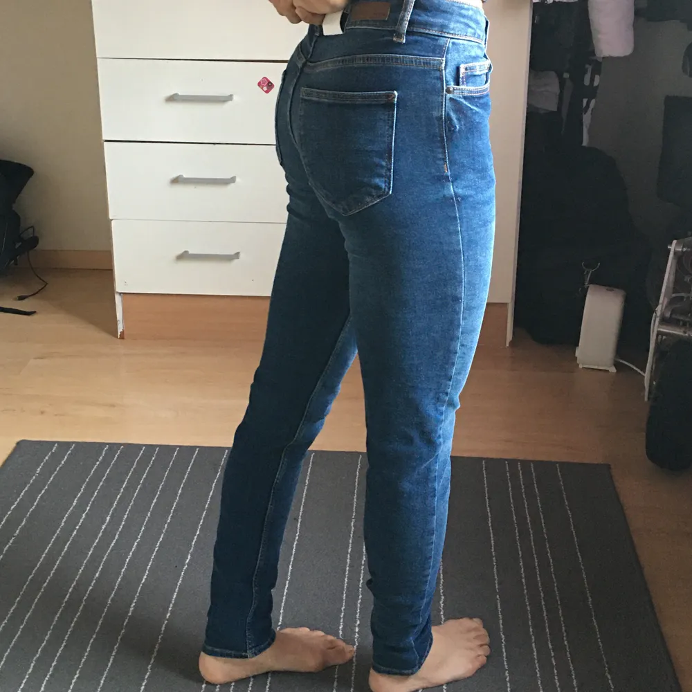 Köpta från veromoda, storlek xs, helt oanvända med lapp på, säljer för att den inte kommer till användning, dem är medium-Waisted och stretchiga, mjuka och bekväma att ha på sig under en hel dag!!. Farkut & Housut.