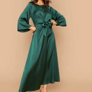 Super fin mörkgrön satin klänning från Shein. Den är slutsåld. Lyckas inte få en rättvis färg på klänningen men de är exakt samma färg som bild 3. Strlk S. Aldrig använd. Skriv för mer info/bilder.