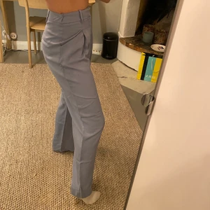 Kostymbyxor - Säljer mina ljusblå och jätte somriga kostymbyxor från &other stories❣️ storlek 34🤍 jätte bra skick då dom är använda ett fåtal gånger. Säljer för 300kr + frakt