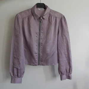 Blus  - En 2hand blus. Skitnsygg croppad med en kjol/byxor. 