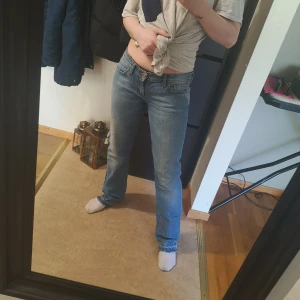 D&G jeans - Så klart äkta med serienr. Fick dom av min mamma så kvitto finns ej. Stl 30 strech. Passar S/M. 2700 nya.. 