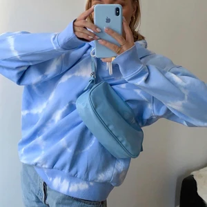 Blå/vit Weekday hoodie  - LÅNAD BILD! Vit/blå hoodie från Weekday. Endast använd ca 4/5 gånger. Säljer för 100kr nypris:400kr  budgivning till 22.00 ikväll! 