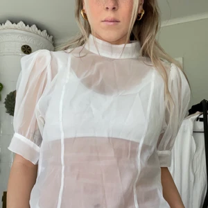 Vit mesh topp - Så snygg mesh topp från Weekday i storlek 38 men liten i storlek! Kommer aldrig till användning här. Använt kanske 3 gånger så nyskick. Köparen står för frakt 💖