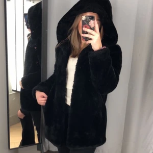 Jacka - Säljer min supermysiga mjuka/fluffiga jacka som är i jättefint skick. Har två rymliga fickor och en stor mysig luva plus att det är varm så man kan ha den i kallare väder🧸🖤 kan fixa mer bilder om det önskas🥰