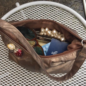 Väska  - Fin brun väska med guld ton, använder inte längre så säljer! Fint skick!