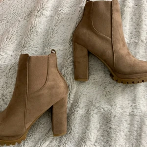 Brown boots , size 37_38 - Vegan Egan Goring Lugsole boots, Nya köpta från nätet och blev det fel storlek , oanväna alls.🥺🗣