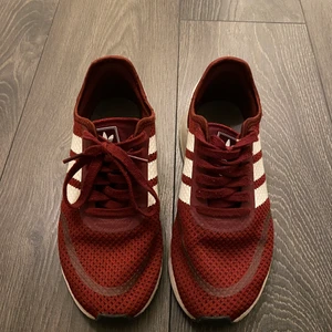 Adidas  - Adidas skor. Kommer tvättas av vid köp. Väldigt sköna skor 