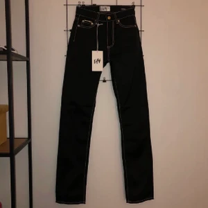 Eytys Jeans - Säljer nu mina purple velvet Eytys jeans som är använda endast två gånger. Dessa är w25 och längd 30 men skulle säga att de är lite längre, snarare en 32 (Jag på bilderna är 1.70cm lång). Nypris på dessa är 2000kr och de går inte att få tag på längre! Lite ljusare irl kolla in min andra annons för fler bilder!