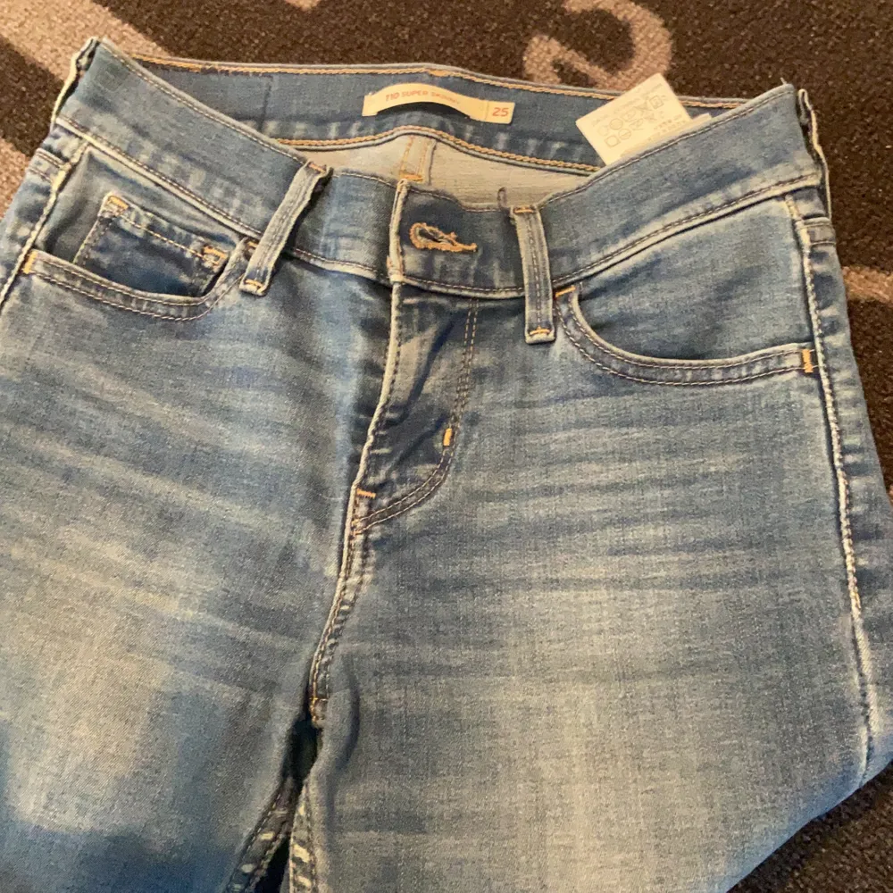 Supersnygga Levis jeans som tyvärr inte passar mig längre❣️Jag är 1:55 så dom är lite för långa på mig. Jeans & Byxor.