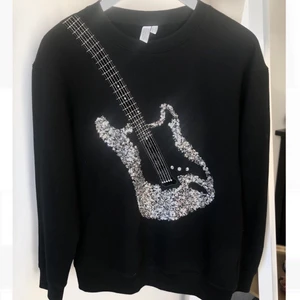 Tröja med gitarr - Riktigt snygg tröja med gitarr på. Köpt på & other stories. Köparen står för frakten. Buda endast om du är säker på att du ska köpa.