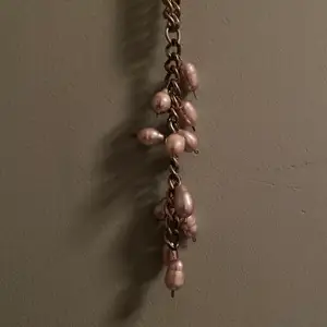 Säljer ett jättesnyggt långhalsband av äkta pärlor från Desert Design som är helt nytt och aldrig använd. Hör av er vid frågor och liknanden! Köparen står för frakt 