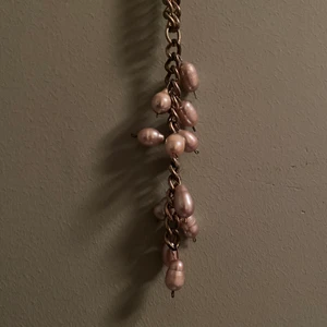 Halsband  - Säljer ett jättesnyggt långhalsband av äkta pärlor från Desert Design som är helt nytt och aldrig använd. Hör av er vid frågor och liknanden! Köparen står för frakt 