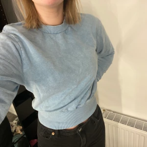 Ljusblå sweater  - Säljer en ljusblå sweater från asos egna märke pga kommer ej till användning. Endast använd 2-3 gånger. Nypris 230kr, säljer för 120 eller högsta bud + frakt. Storlek 36, ej oversize snarare en tajtare passform. 