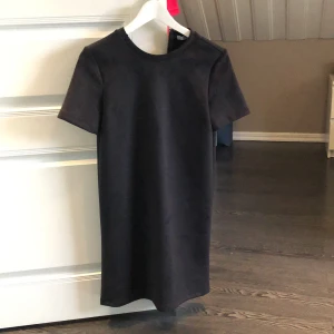 Svart mocka klänning från zara  - Svart mocka klänning från zara, använd 1 gång.  Storlek S