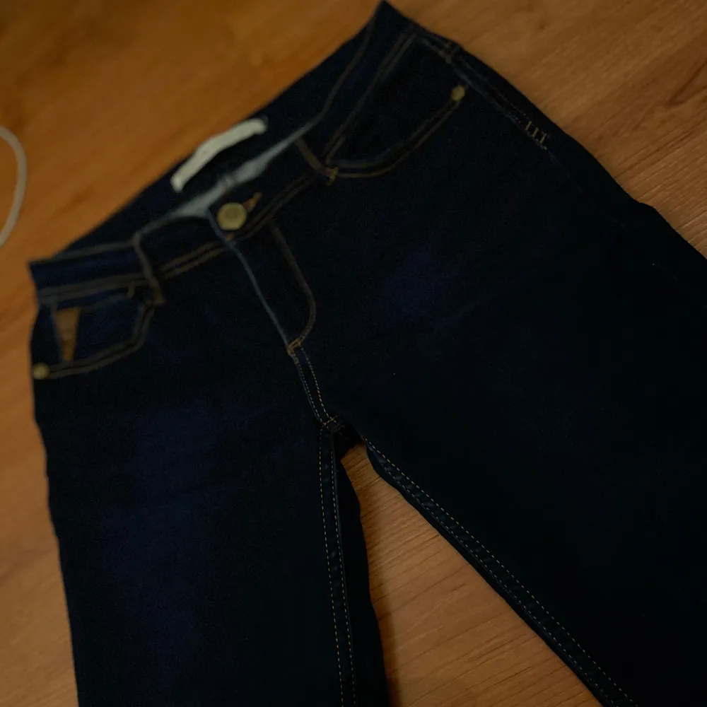 Snygga och nya jeans, superskönt material, tyvärr för liten storlek för mig. Säljes för 50kr, frakt tillkommer ❤️. Jeans & Byxor.