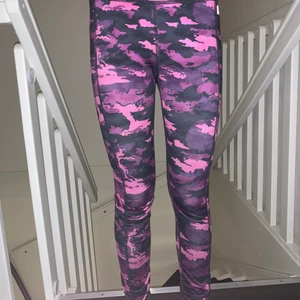 Lila kamouflage eller militär träningsbyxor - Dessa byxor är väldigt stretchiga! Jag skulle vilja påpeka att om du är över 1,65 cm lång så kanske dem är lite för korta för dig. Jag beställde dessa för ungefär ett år sen. Dem ser helt nya ut och har nästan aldrig haft på mig dem, då att dem vart för korta och visste aldrig vad jag skulle göra med dem, nu har jag hittat Plick så tänkte att det vore kul att sälja dem! Adda mig på snapchat eller skriv privat till mig så kan jag skicka lite fler bilder om du vill det! Kan levereras om du inte vill mötas på plats, frakt: 50 kr om du vill att jag levererar plagget! 