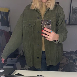 Manchester jacka Zara - Otroligt enkel jacka att anpassa outfits till! Säljer eftersom att jag känner mig nöjd med användningen av jackan! Perfekt färg nu till våren och trendig!!