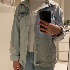 oversize jeansjacka - en oversize blå denim jacka med "slitningar" från bikbok , aldrig använt och är i mycket bra skick 