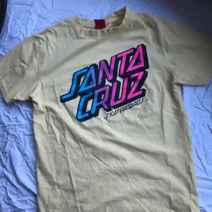 En gul Santa Cruz T-shirt storlek S