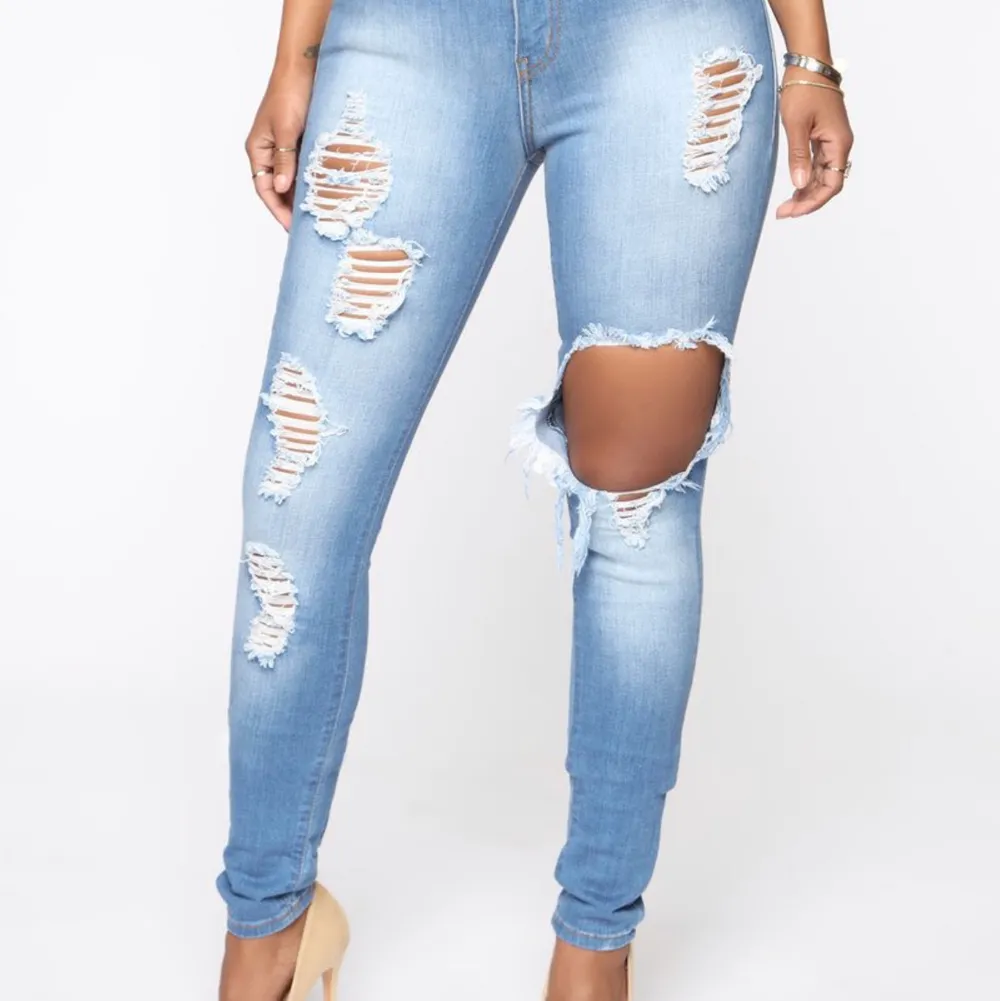 Strl w24 | köpare står för frakt 📦 . Jeans & Byxor.